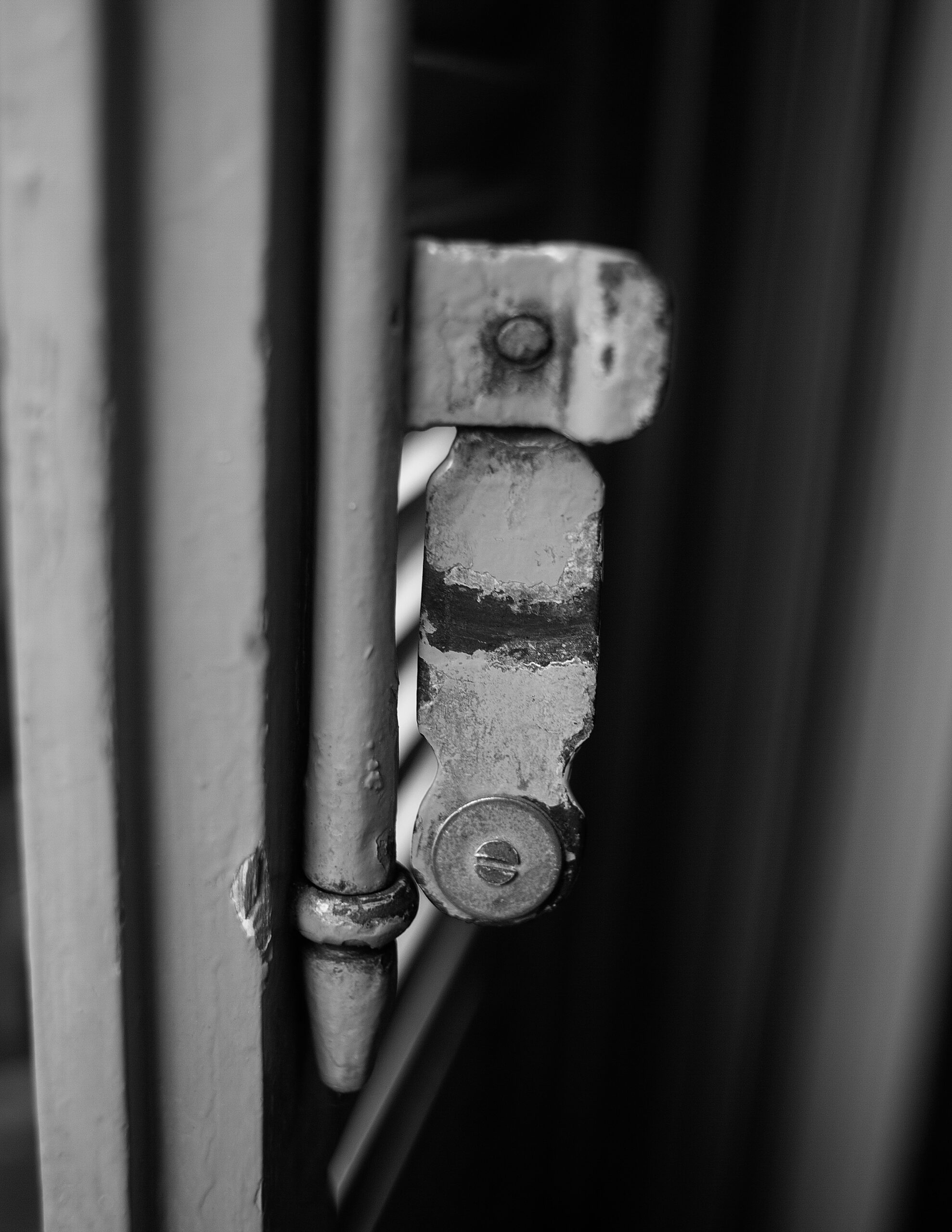 shutter-door-latch